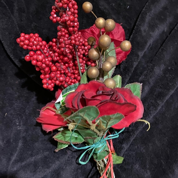 3 bundles of red faux Floral assortment plus ➕ more poinsettias! - Picture 4 of 6